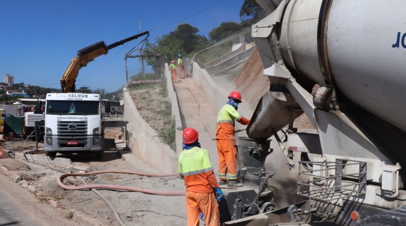Viaduto Estaiado de Ribeirão Pires: obra de contenção do Morro Santo Antônio entra em fase final