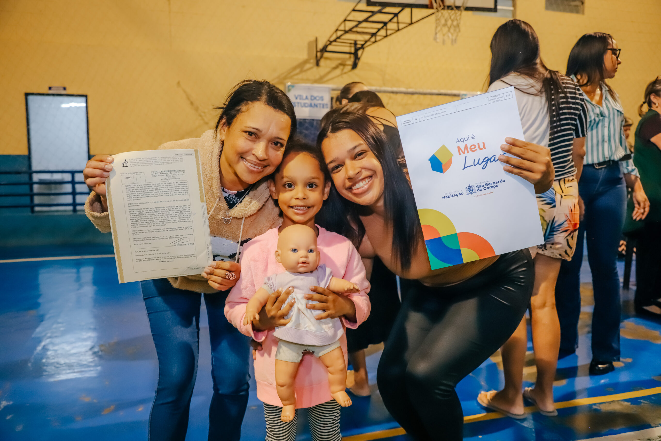 Em São Bernardo, entrega de escrituras e reforma de ginásio poliesportivo marcam novos avanços no Complexo do Areião 