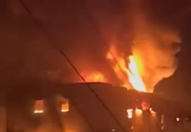 Incêndio de grandes proporções atinge fábrica de velas em Mauá e mobiliza operação dos bombeiros
