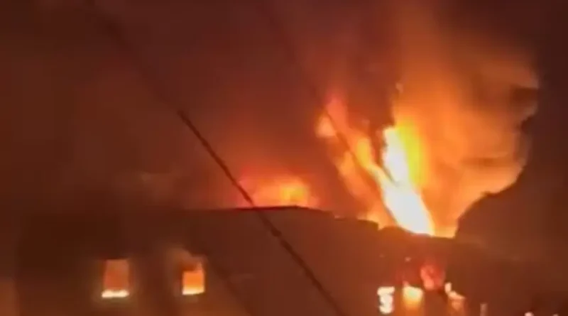 Incêndio de grandes proporções atinge fábrica de velas em Mauá e mobiliza operação dos bombeiros
