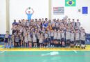 Prefeito Marcelo Oliveira entrega novos uniformes para atletas do projeto de vôlei masculino