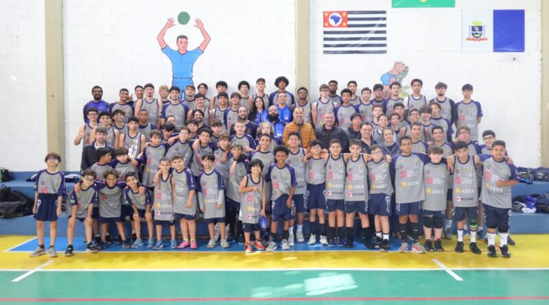 Prefeito Marcelo Oliveira entrega novos uniformes para atletas do projeto de vôlei masculino