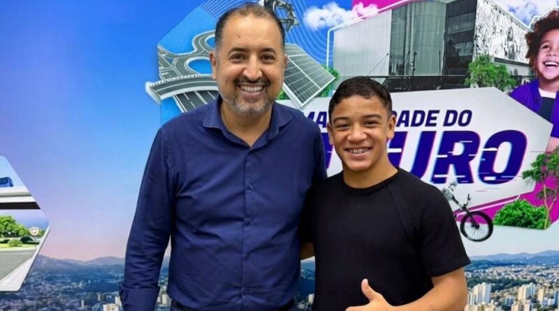 Prefeito Marcelo Oliveira recebe jovem mauaense que entrou com as seleções na Copa do Mundo