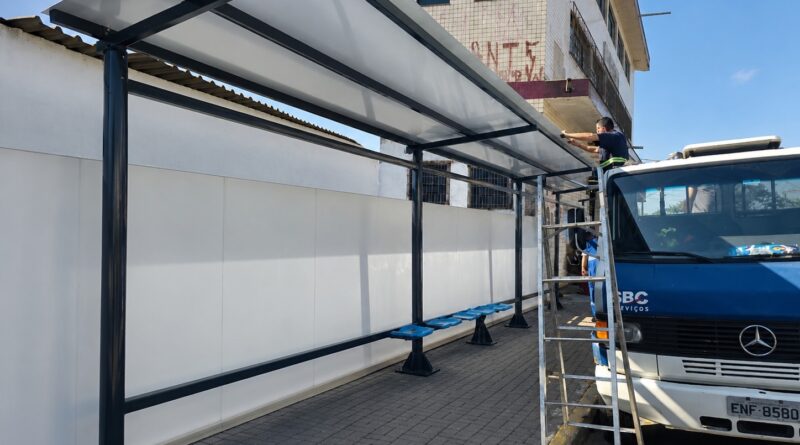 Prefeitura de Rio Grande da Serra inicia instalação de nova cobertura em ponto de ônibus próximo à estação
