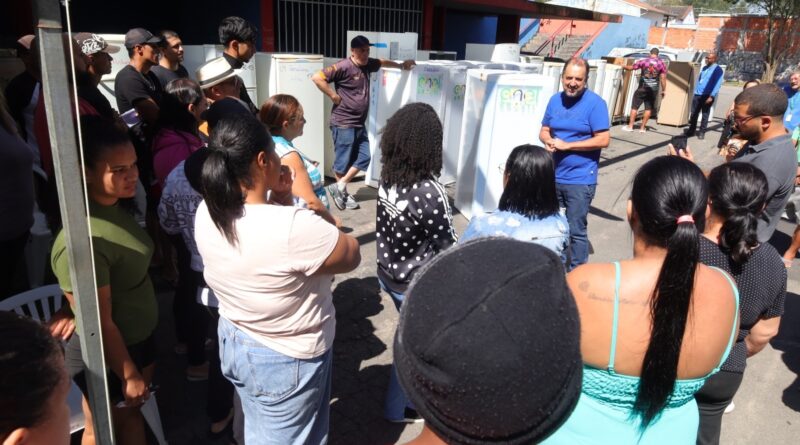 Moradores de Mauá recebem 30 geladeiras novas, na segunda fase de entregas, na parceria Prefeitura e ENEL