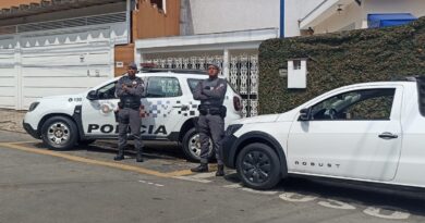 Polícia Militar prende homem após perseguição e recupera veículo furtado.