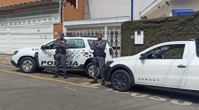 Polícia Militar prende homem após perseguição e recupera veículo furtado.