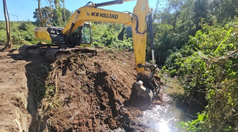 Prefeitura de Ribeirão Pires realiza limpeza de drenagem sob o Rodoanel, na Vila Sueli, em parceria com a SPMAR