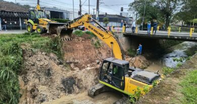 Prefeitura de Ribeirão Pires constrói muro de contenção na Avenida Pref. Valdírio Prisco para prevenir erosão às margens do rio
