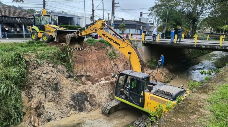 Prefeitura de Ribeirão Pires constrói muro de contenção na Avenida Pref. Valdírio Prisco para prevenir erosão às margens do rio