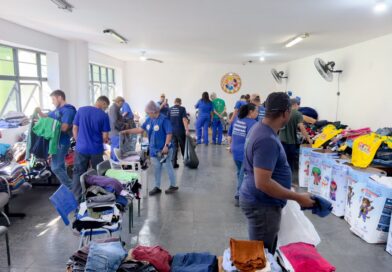 ‘Cabide Solidário Itinerante’ de São Bernardo leva peças de roupas a trabalhadores da Cooperluz 