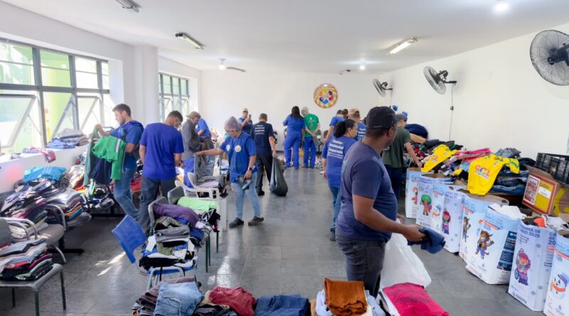 ‘Cabide Solidário Itinerante’ de São Bernardo leva peças de roupas a trabalhadores da Cooperluz 