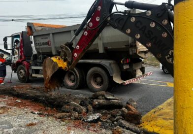 Recapeamento da Rua Miguel Prisco avança com implantação de guias e sarjetas