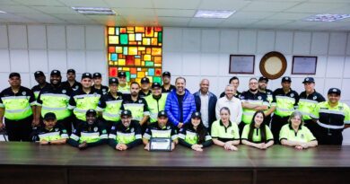 Prefeito Marcelo Oliveira entrega novos uniformes aos agentes de trânsito