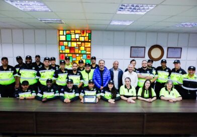 Prefeito Marcelo Oliveira entrega novos uniformes aos agentes de trânsito