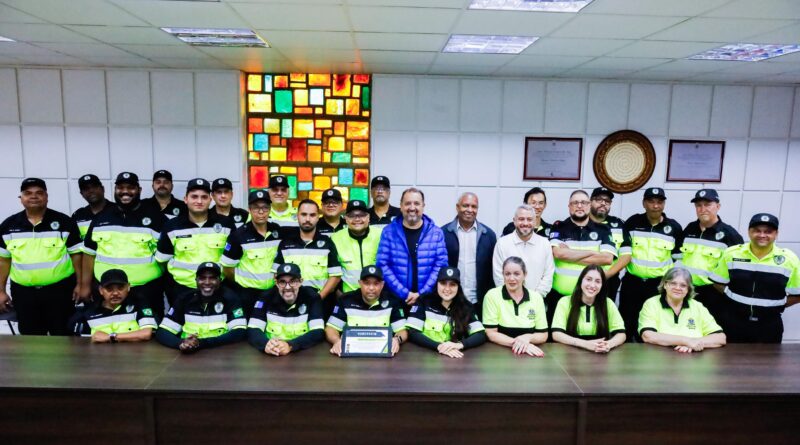 Prefeito Marcelo Oliveira entrega novos uniformes aos agentes de trânsito