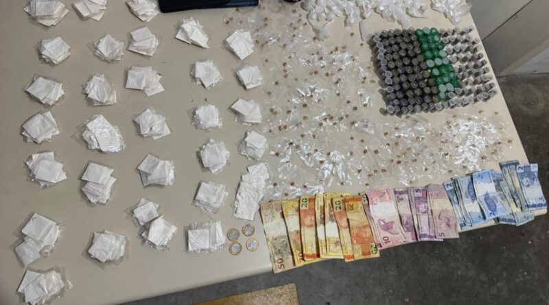 Polícia Militar prende homens apreende quase 700 porções de drogas em Mauá