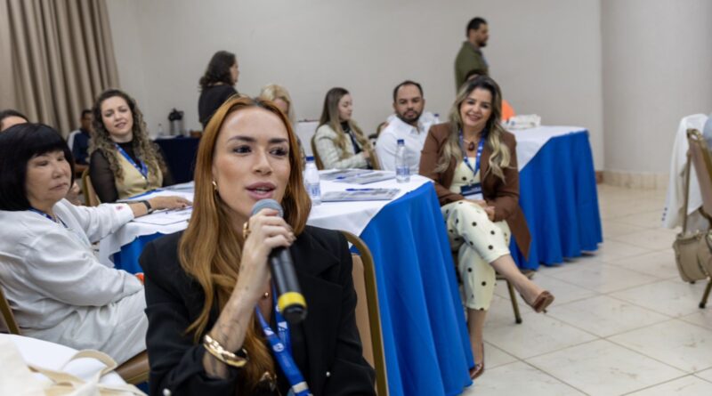 Primeira Dama e Presidente do fundo social de solidariedade Letícia Auriani leva experiências de Rio Grande da Serra para Escola de Primeiras-Damas em Águas de Lindóia