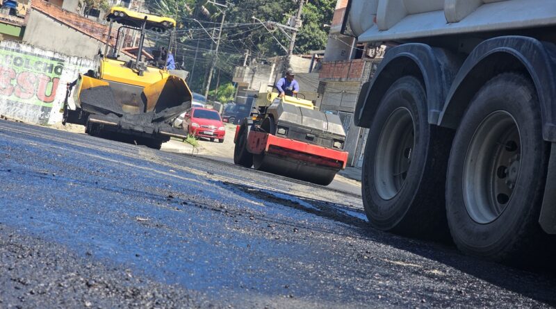 Rua Pedro Mozelli recebe capa final de asfalto após obras de drenagem em Ribeirão Pires