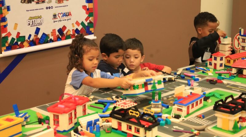 Crianças aprendem mais sobre leis de trânsito com a Minicidade de Lego