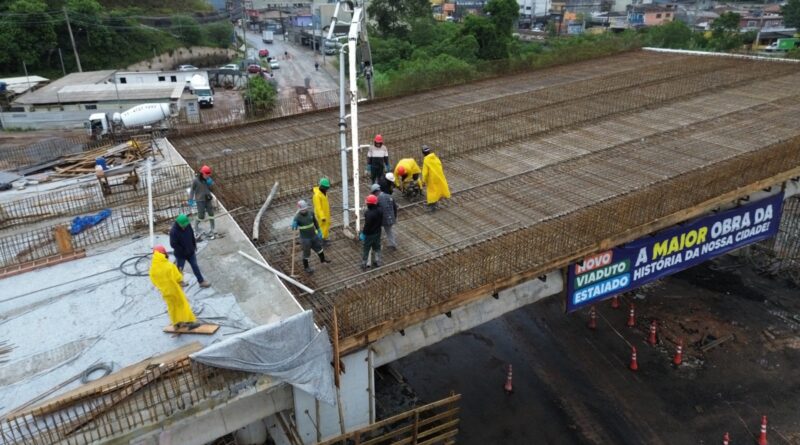 Ribeirão Pires avança nas obras do Viaduto Estaiado com concretagem da pré-laje na Avenida Humberto de Campos