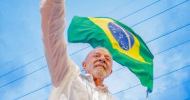 Lula, Metalúrgico do ABC, é eleito presidente do Brasil pela quarta vez