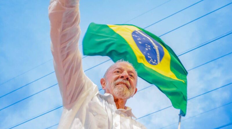 Lula, Metalúrgico do ABC, é eleito presidente do Brasil pela quarta vez
