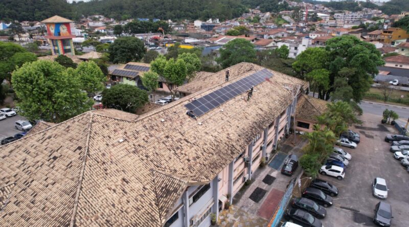Ribeirão Pires avança na implantação de energia solar e instala sistema no Paço Municipal