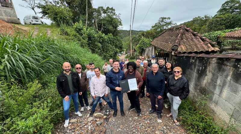 Prefeito Akira Auriani leva mais melhorias ao Sítio Maria Joana e autoriza início das obras de pavimentação e drenagem no bairro.